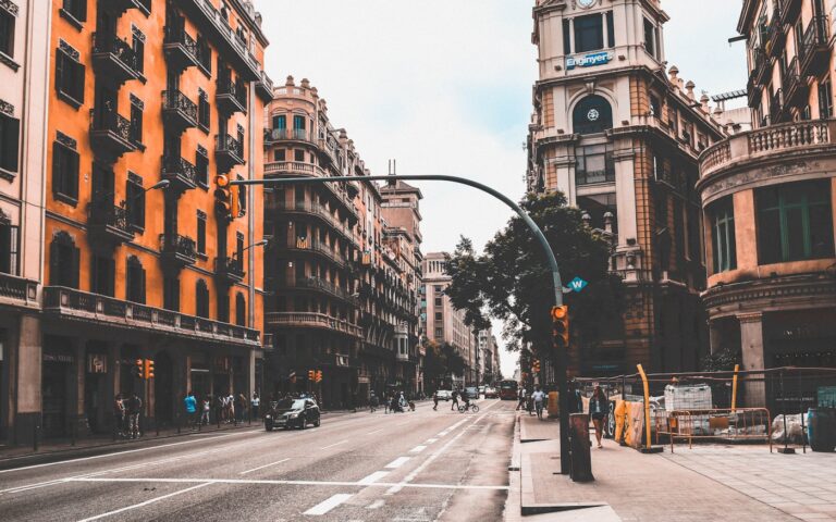 Calle madrileña con coches y espacio peatonal