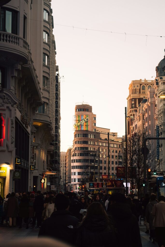 Zona comercial de Madrid al atardecer; fotografía de contexto