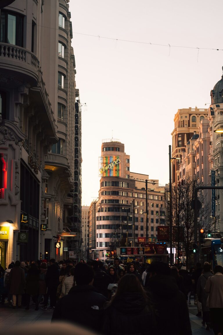 Zona comercial de Madrid al atardecer; fotografía de contexto