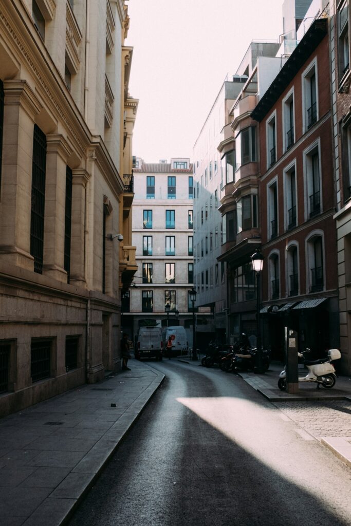 Calle estrecha de Madrid iluminada por el sol