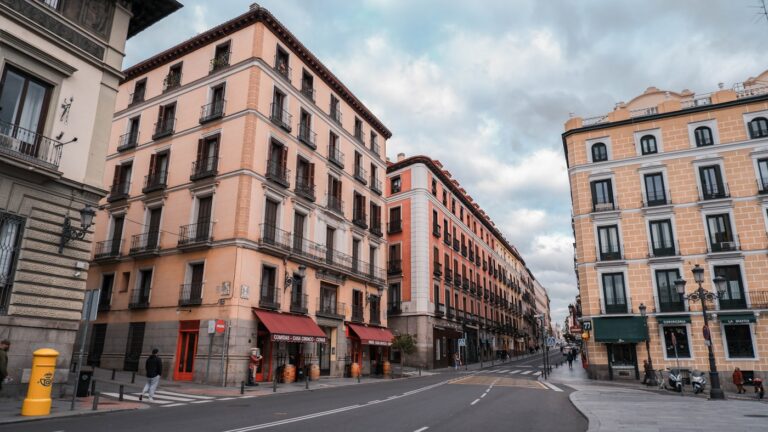 Fachadas y pequeños comercios en una calle de Madrid